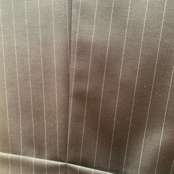 Mens 2 piece suit- like new - Picture 7 of 9